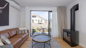 42-cm Smart TV with digital channels, TV