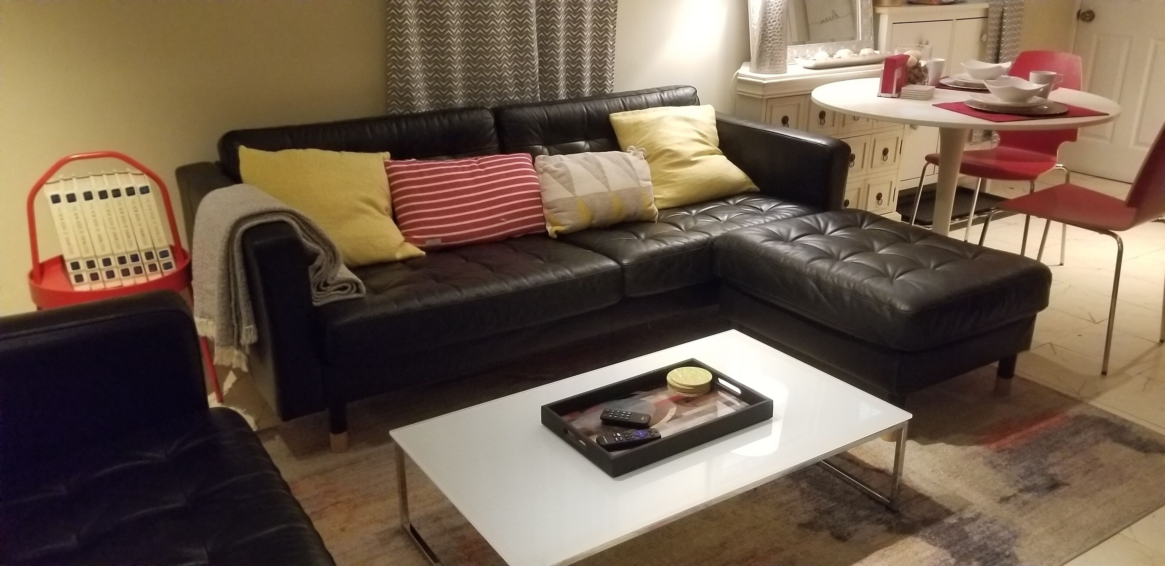 Colorful and Spacious Private Room