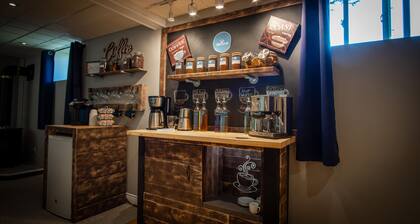 Charming Beachfront Apt w/Home Cinema & Coffee Bar