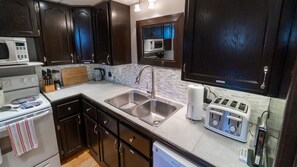 Refrigerador, microondas, horno y parrilla de estufa