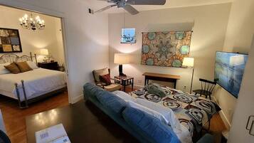 1 slaapkamer, een bureau, een strijkplank/strijkijzer, reisbedje