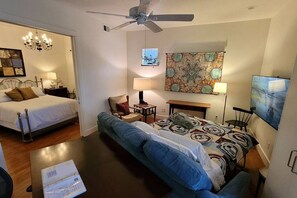 1 Schlafzimmer, Schreibtisch, Bügeleisen/Bügelbrett, Reisekinderbett