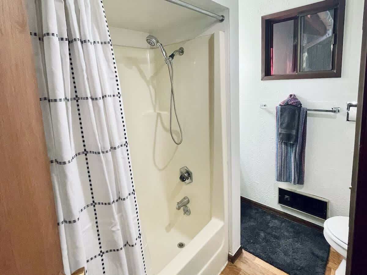 Shower, shampoo