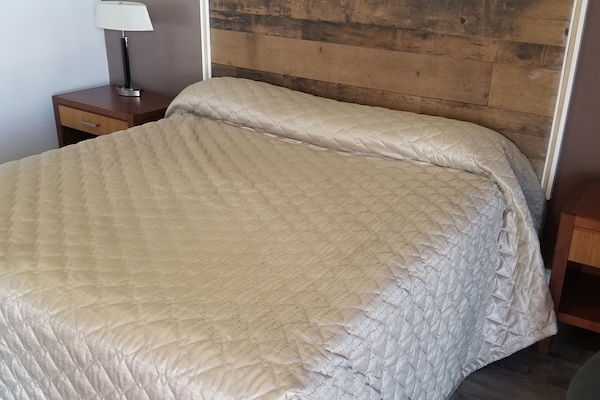 Eenvoudige eenpersoonskamer, uitzicht op meer | Een bureau, gratis wifi, beddengoed