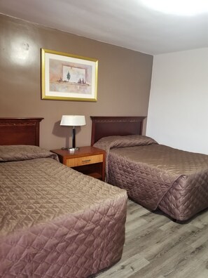 Desk, free WiFi, bed sheets - Richard Lake Motel (Sudbury)