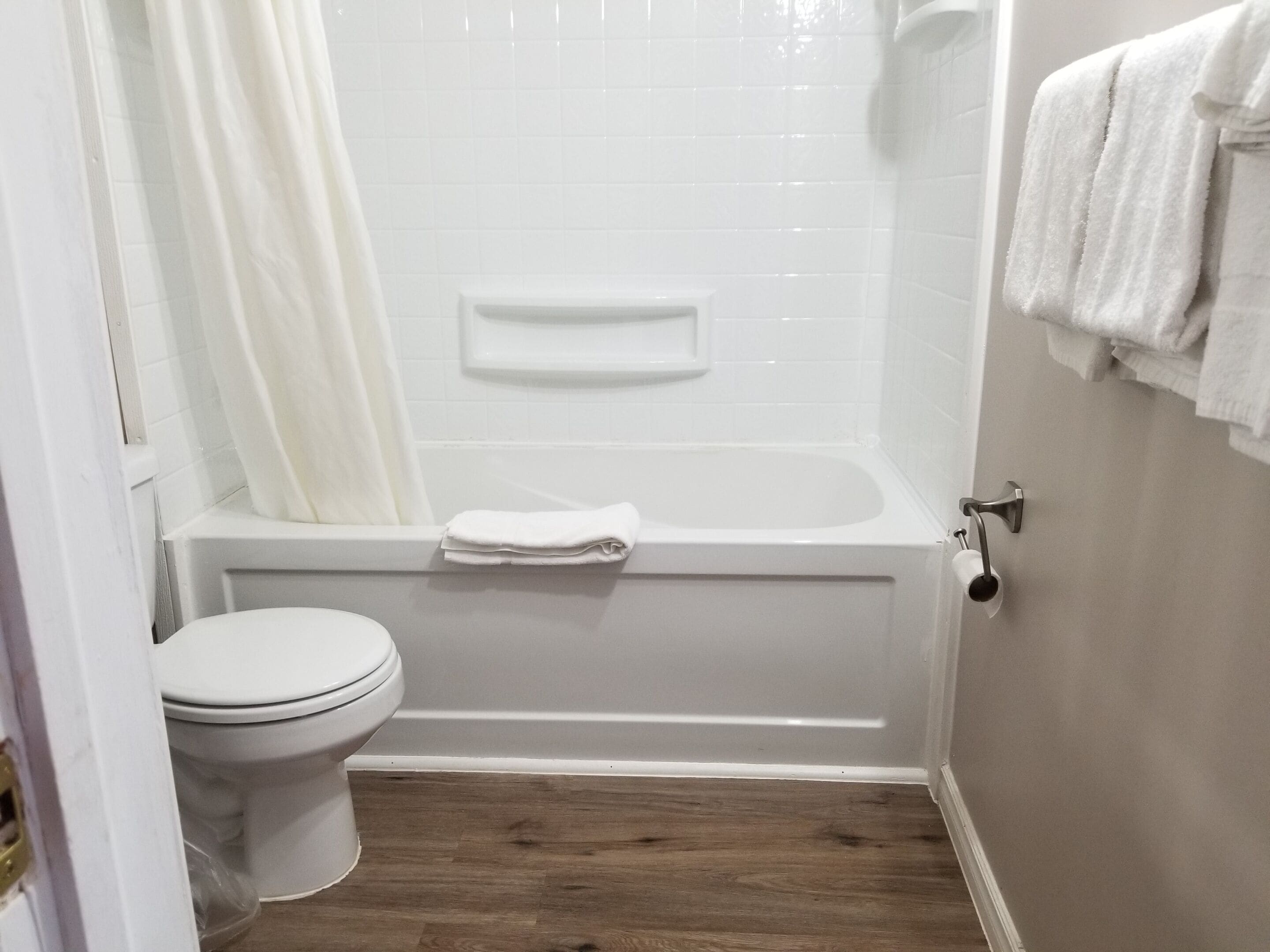 ベーシック ダブルルーム | バスルーム | タオル、石鹸、シャンプー、トイレットペーパー