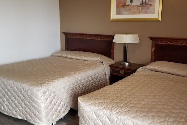 Quarto casal básico | Escrivaninha, Wi-Fi de cortesia, roupa de cama