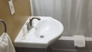 Basic-Doppelzimmer | Badezimmer | Handtücher, Seife, Shampoo, Toilettenpapier