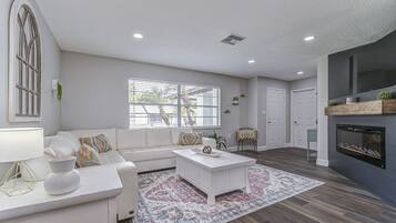 Tina, secadora de cabello, toallas, jabón