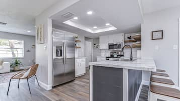 Refrigerador, microondas, horno y parrilla de estufa