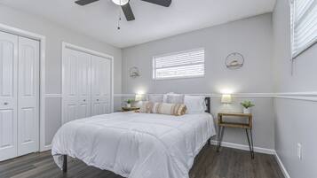 3 habitaciones, escritorio, tabla de planchar con plancha y wifi gratis