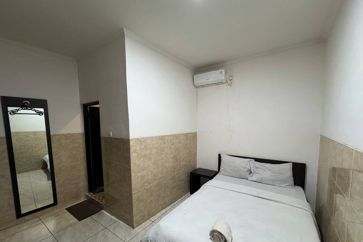 Habitació individual estàndard, 1 dormitori, fumadors, vistes a la ciutat | Wifi gratuïta i roba de llit 