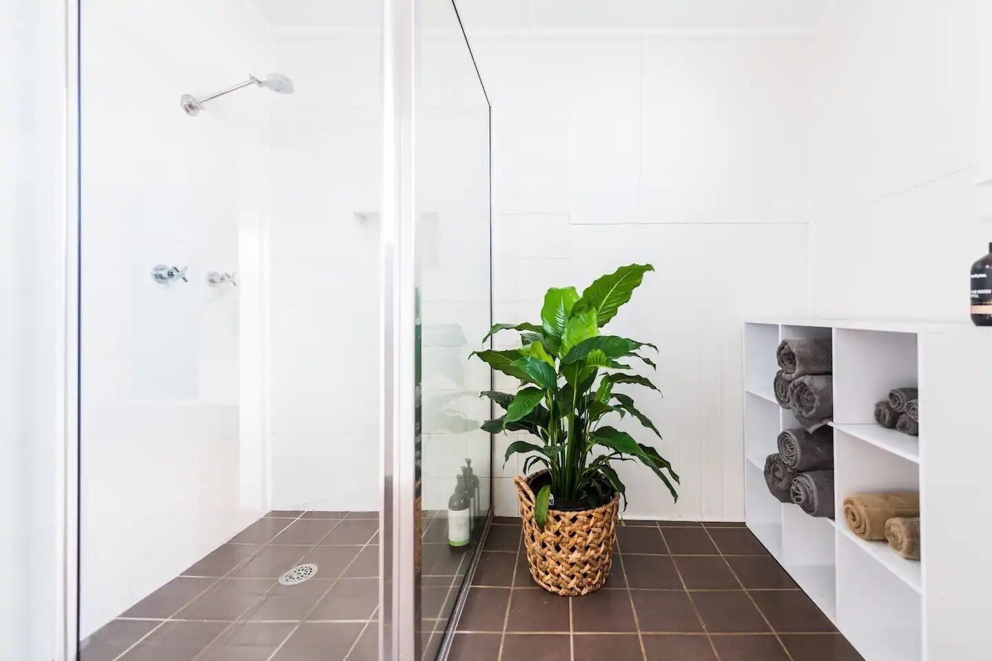 Een douche, een haardroger, handdoeken, zeep