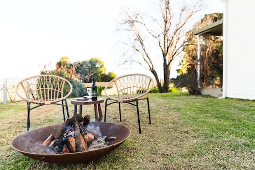 Tranquil 4 bedroom house with fireplace