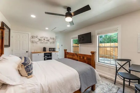 1 bedroom, desk, iron/ironing board, free WiFi. Charming guest studio in the heart of Liberty Hill