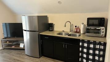 Réfrigérateur, micro-ondes, cafetière/bouilloire, grille-pain