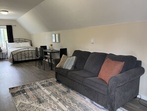 Smart TV, books - Cozy Studio on Ranch with Mountain Views (Arvada)