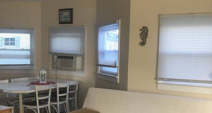 Wildwood apt 4.5 blocks from the beach , huge yard