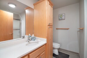 Ensemble douche/baignoire, serviettes fournies, savon, shampoing