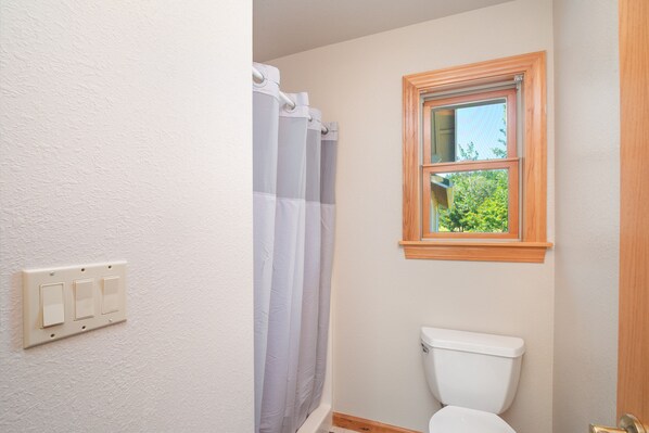 Ensemble douche/baignoire, serviettes fournies, savon, shampoing