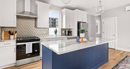 N8 ~ Unique Spacious Condo w/ Private Roof with Views ~ 5 Min to Broadway ~ Walk to Restaurants