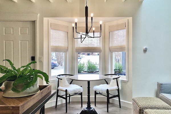 Bay window dining