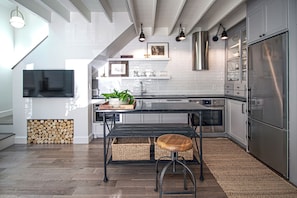 Fridge, microwave, oven, stovetop - Arapahoe Loft - On Cloud #9 (Boulder)