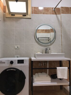 Combined shower/bathtub, hair dryer, bidet, towels - 4 min from the beach (Vlorë)