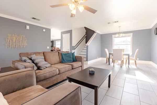 Una Smart TV, una oficina, una pantalla de ordenador, una impresora