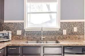 Réfrigérateur, micro-ondes, plaque de cuisson, lave-vaisselle