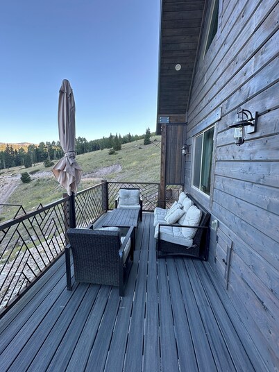 Beautiful cabin with amazing views. By hiking, biking, skiing and trail riding