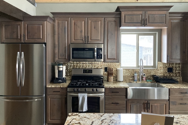 Kylskåp, mikrovågsugn, ugn och spishäll