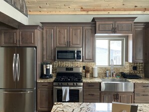 Fridge, microwave, oven, stovetop - Beautiful cabin with amazing views. By hiking, biking, skiing and trail riding (Beaver)