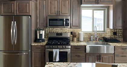 Beautiful cabin with amazing views. By hiking, biking, skiing and trail riding