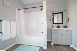 Ducha y bañera combinadas, secador de pelo, toallas y jabón