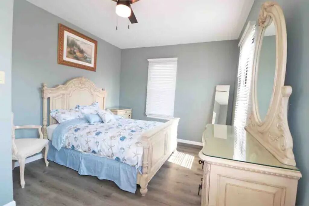 6 bedrooms, desk, iron/ironing board, free WiFi