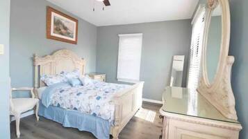 6 bedrooms, desk, iron/ironing board, free WiFi