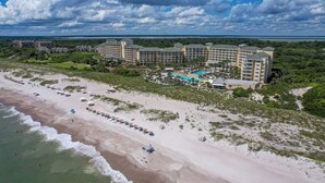 Een resort met meerdere gebouwen, een strand en een zwembad.