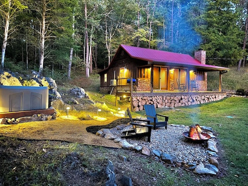 Secluded Lake Front Lodge In Cosby - Your Ultimate Hideaway