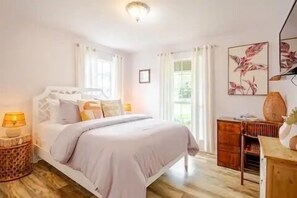 3 habitaciones, escritorio y tabla de planchar con plancha