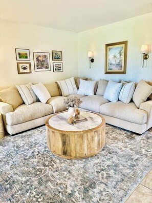 Smart-TV, Kamin, Bücher, Stereoanlage