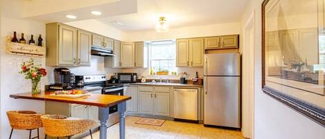 Een koelkast, een microgolfoven, een oven, een kookplaat