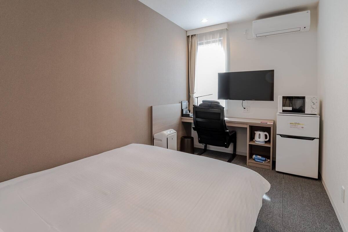 WiFi (free), bed sheets