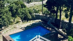 Une piscine offrant une vue sur l’océan et la végétation environnante.