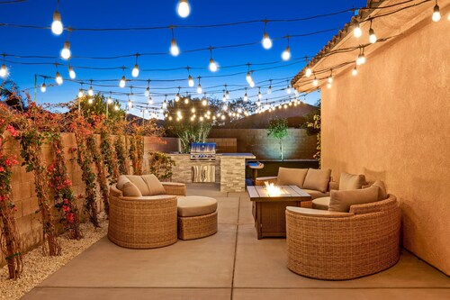 NEW! Mountain Views, Saltwater Pool&Spa, Firepit and Outdoor BBQ and bar area