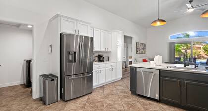 NEW! Mountain Views, Saltwater Pool&Spa, Firepit and Outdoor BBQ and bar area