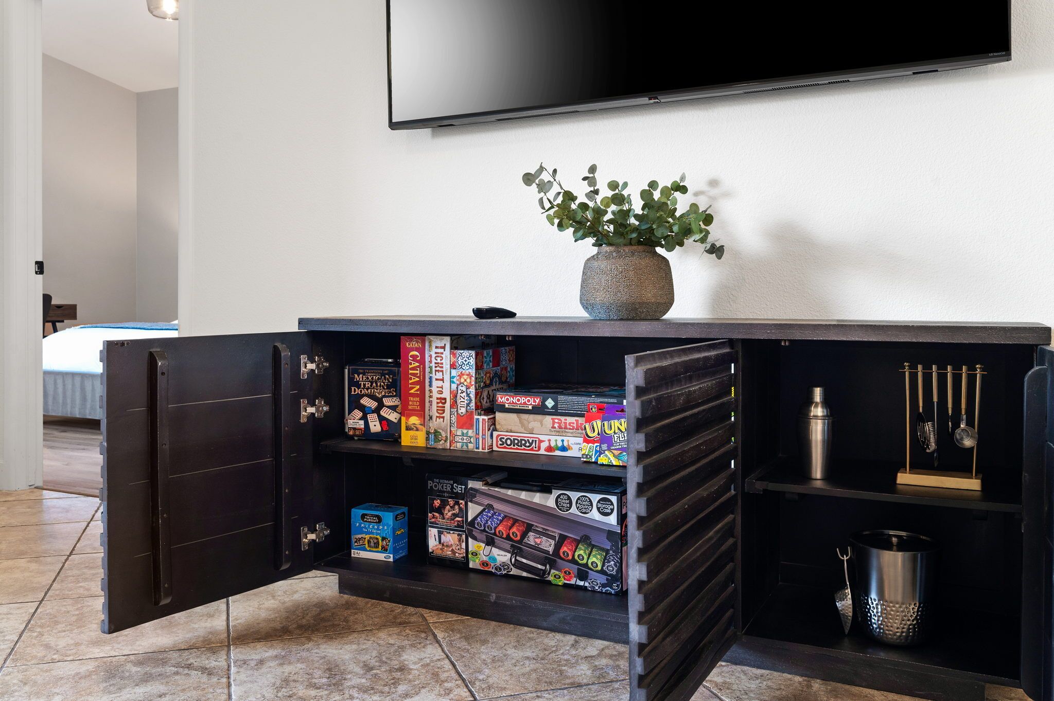 4 soverom, skrivebord, strykejern/-brett og reiseseng for barn