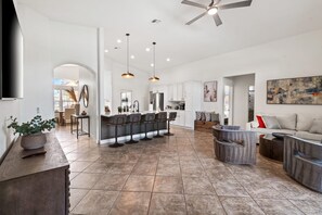 Smart TV, lareira, pebolim, livros