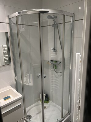 Douche, sèche-cheveux, serviettes fournies, savon