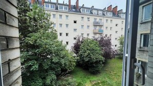 Un edificio residenziale a più piani con tetto piatto, numerose finestre e balconi.